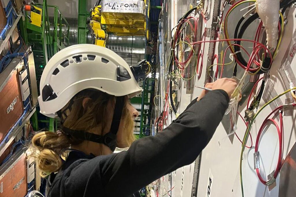 Estudiante de la FCFM-BUAP, galardonada en Suiza con el CMS Award 2025