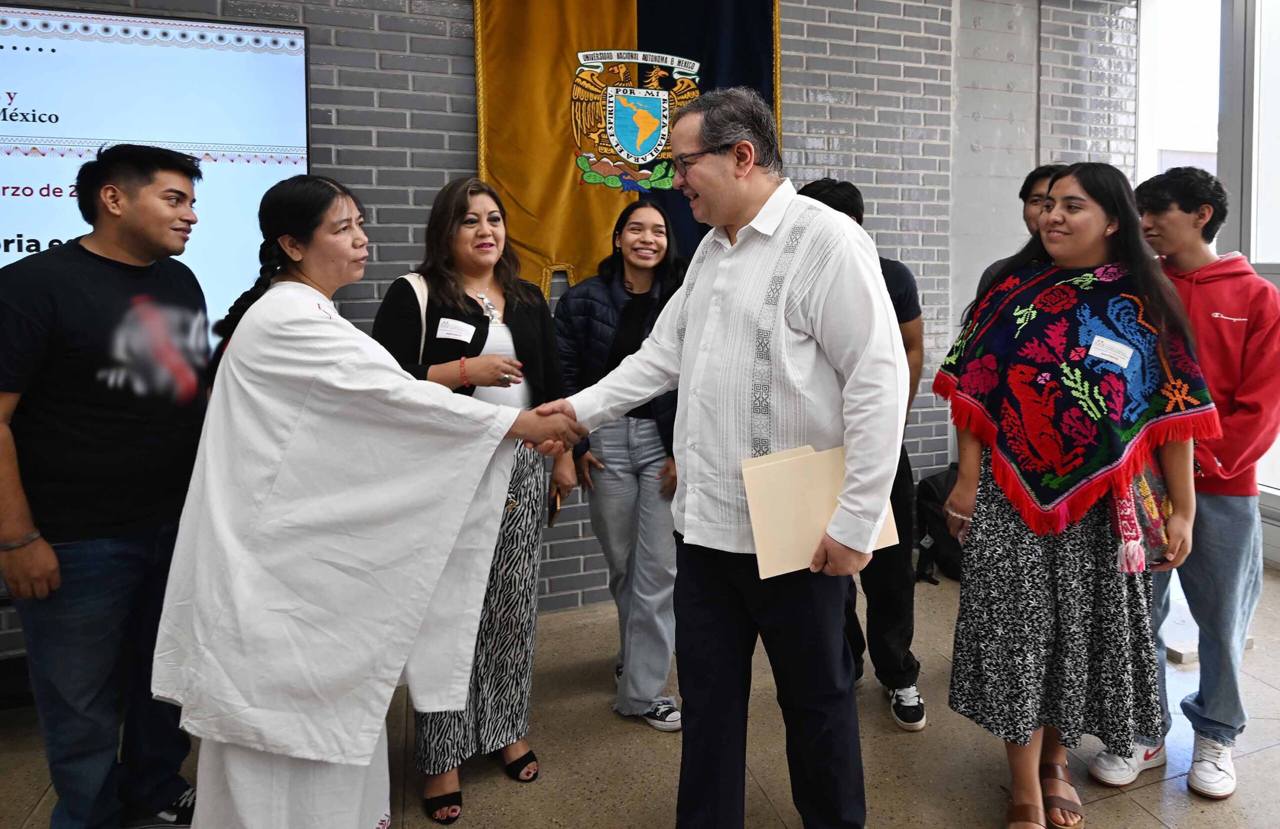 Custodia de archivos de pueblos originarios y afrodescendientes, cultivo de cosmovisiones y regiones: Rector Lomelí