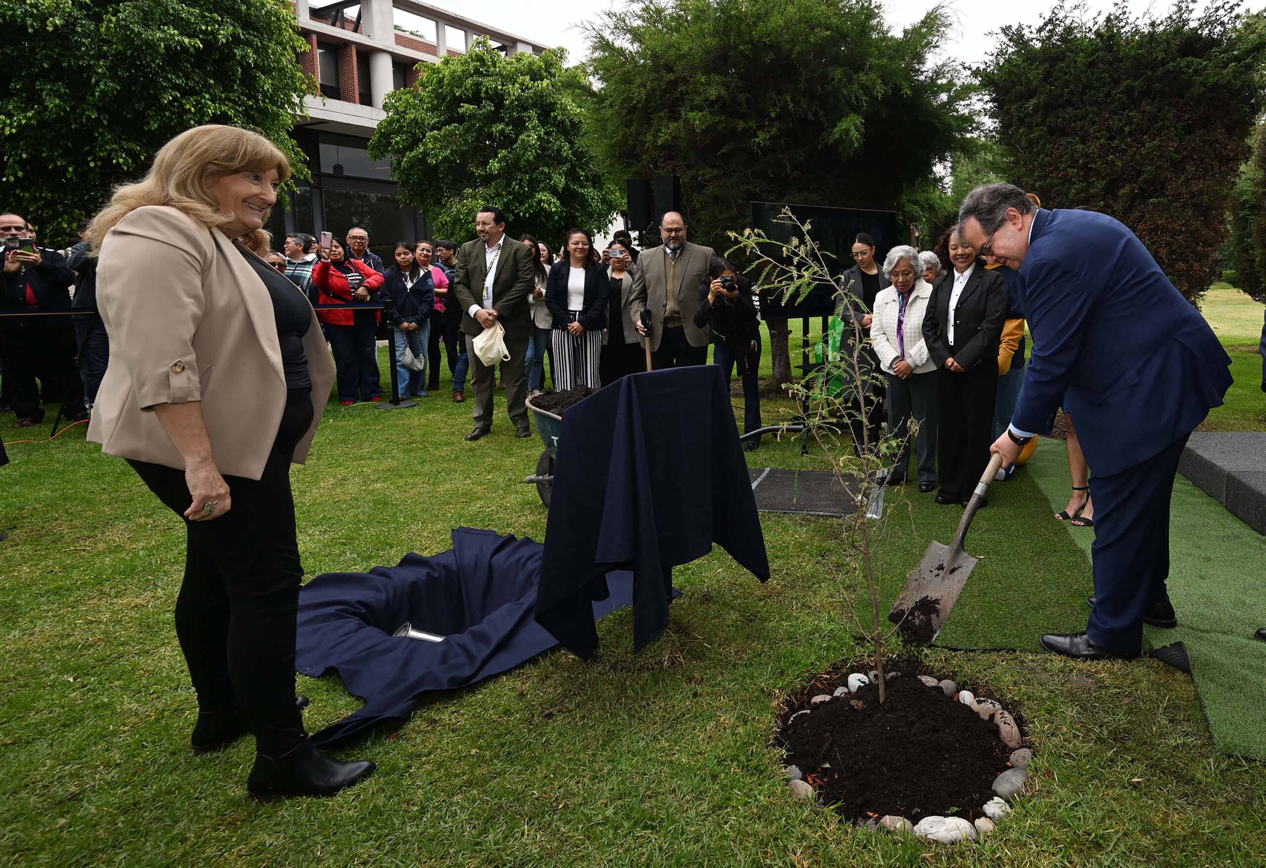Siembran 475 árboles en las FES para celebrar los 475 años de la fundación de la Universidad de México