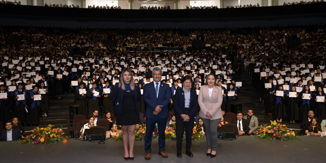 Acompaña Rectora Lilia Cedillo a estudiantes del Complejo Regional Centro en su graduación