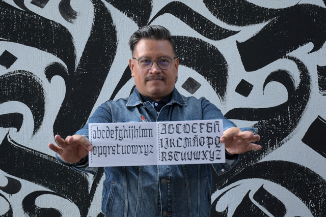 Comparte investigador BUAP caligrafía gótica mexicana en ATypI Stanford 2026