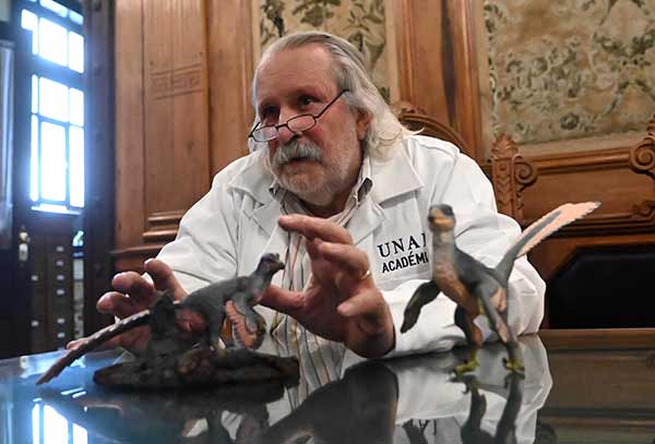 Honran a la UNAM y a paleontólogo con nombre a dinosaurio del cretácico