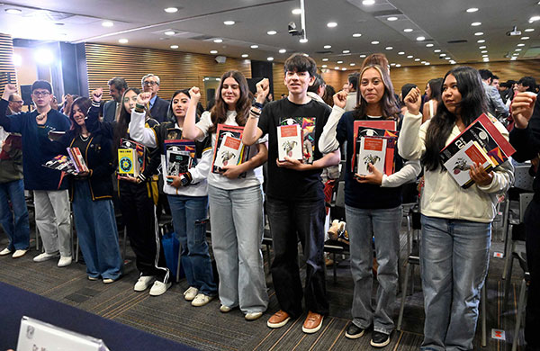 Entrega la UNAM paquetes de libros a estudiantes de bachillerato de nuevo ingreso