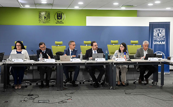 Juristas de México y España ponen en la mesa de discusión la conveniencia de regular la IA