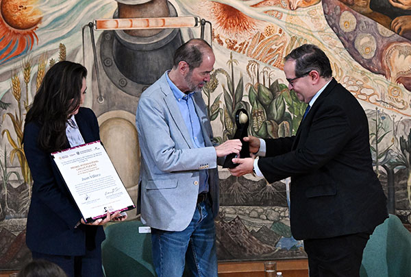Recibe Juan Villoro el Premio Internacional Carlos Fuentes 2026