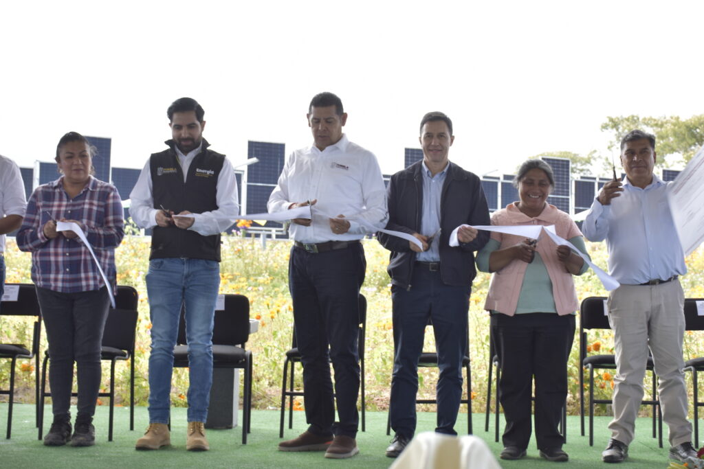 Inauguran novedoso sistema agrovoltaico vertical en Tianguismanalco