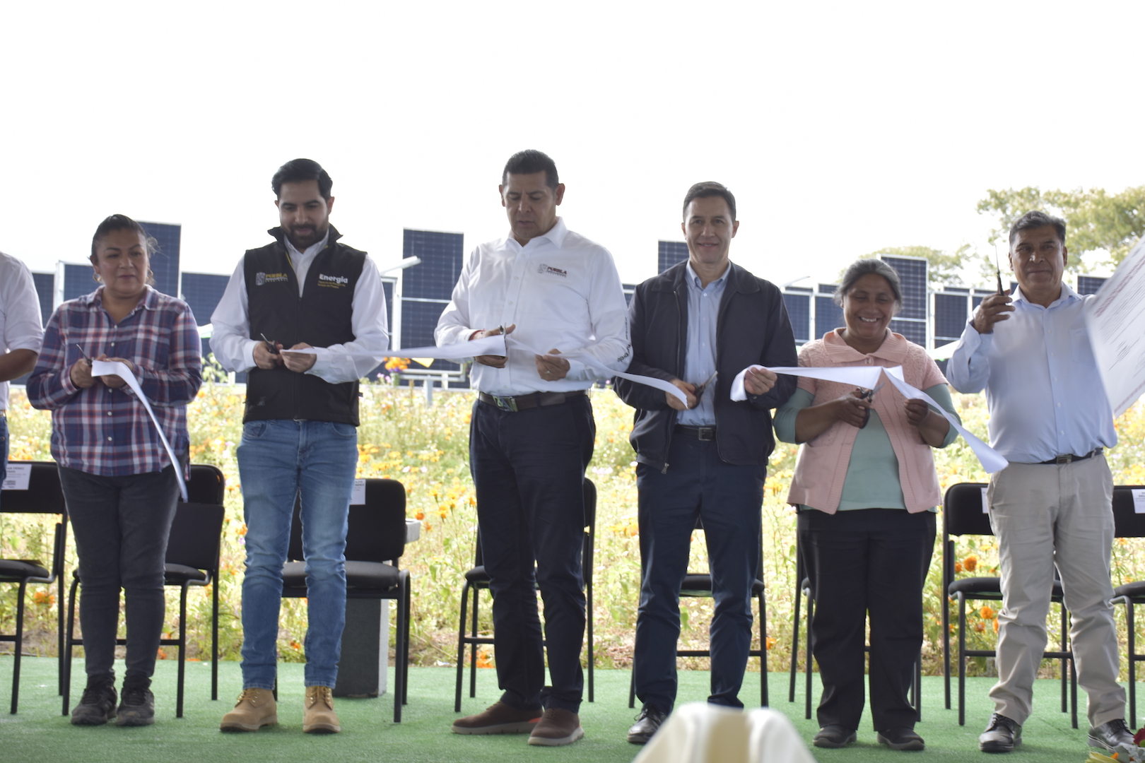 Inauguran novedoso sistema agrovoltaico vertical en Tianguismanalco